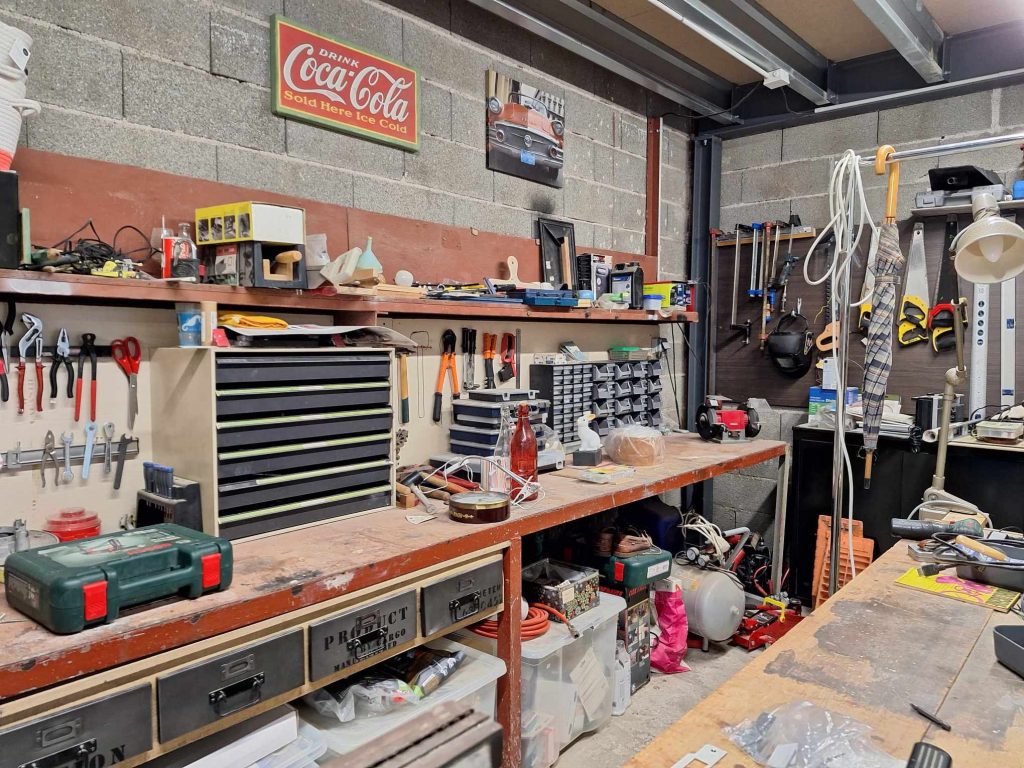 Un grand garage rempli d'outils de travail