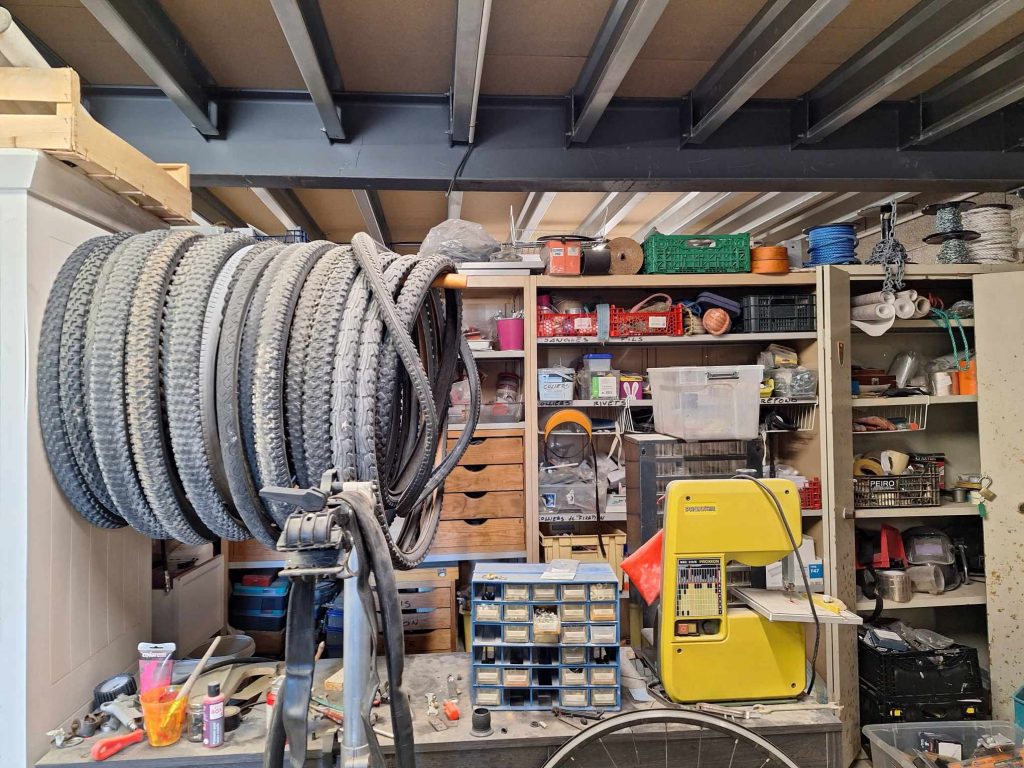 mur d'outils et un support de roues de vélo