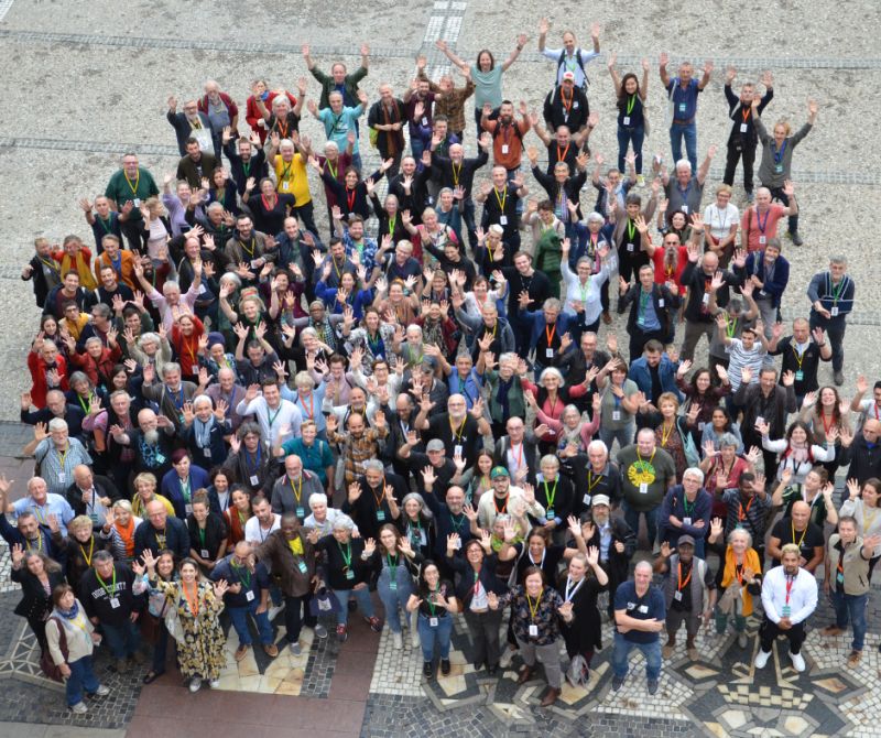 Prise de vue d'un grand groupe de personnes