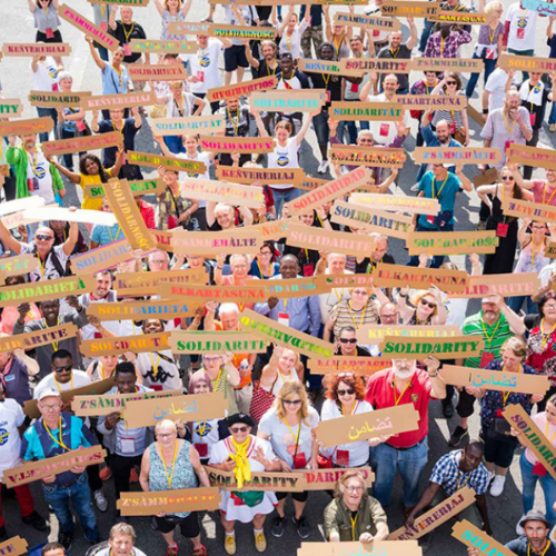 Groupe de personnes tenant des pancartes de solidarité